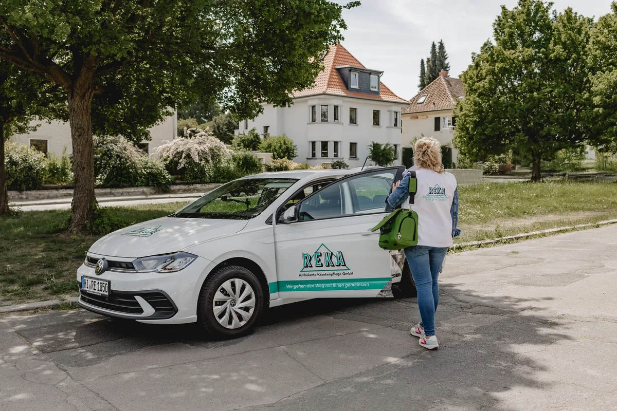 REKA Firmenwagen mit Logo – mobiler Pflegedienst im Landkreis Hildesheim