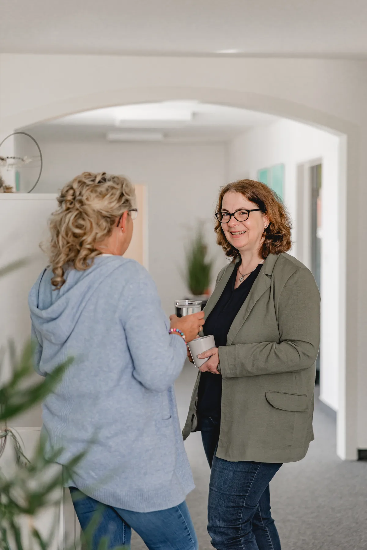 REKA Pflegekräfte im kollegialen Austausch im Büro in Diekholzen