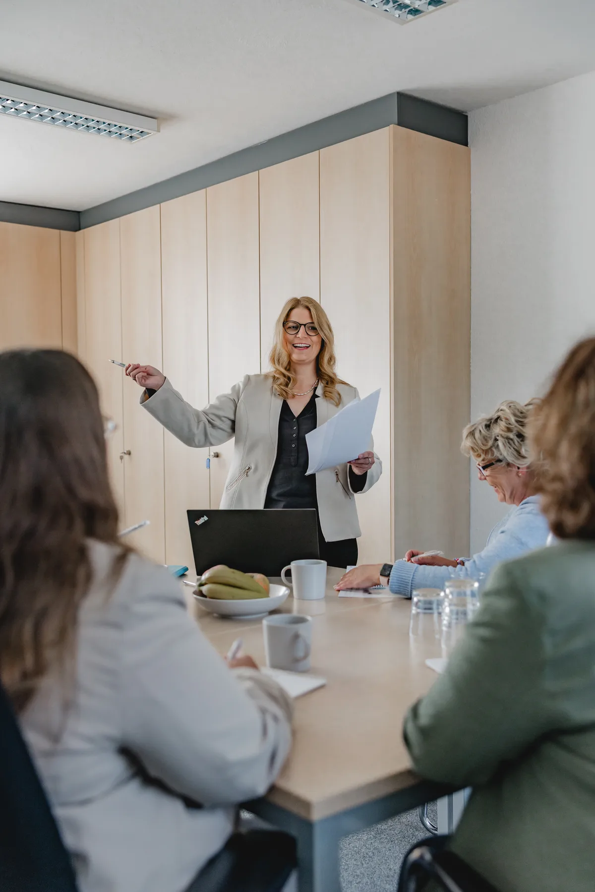 REKA Team bei einer Besprechung im Büro – Diana Neumann präsentiert dem Pflegeteam