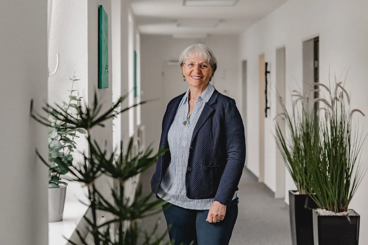 REKA Pflegekraft – Porträt einer Mitarbeiterin im Flur des Firmensitzes